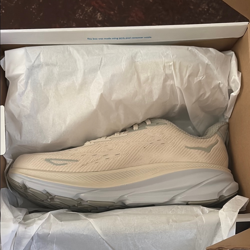 Hoka Mens Clifton 9 Wide 10.5 Cream